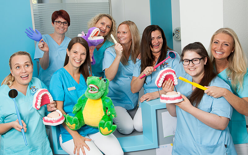 Das Team der Kinderzahnarztpraxis Dentolino in Ulm.