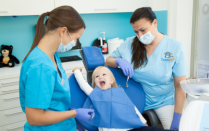 Kinderzahnärztin Meike lächelt kleines Kind in der Kinderzahnarztpraxis Dentolino in Ulm an.