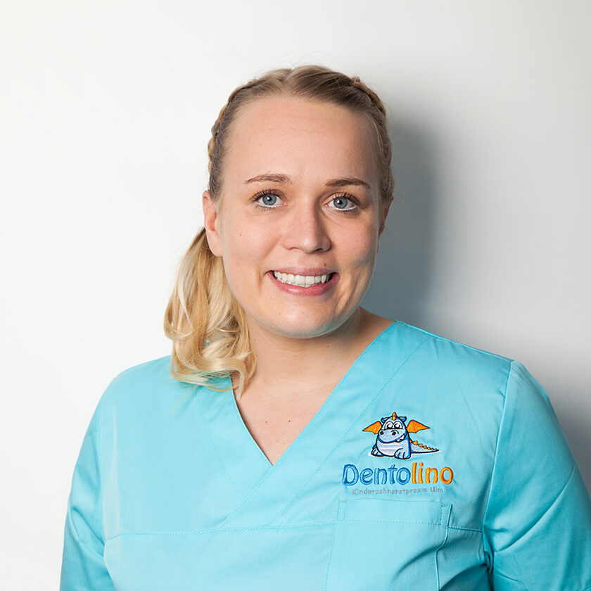 Zahnarzthelferin in der Kinderzahnarztpraxis Dentolino in Ulm.